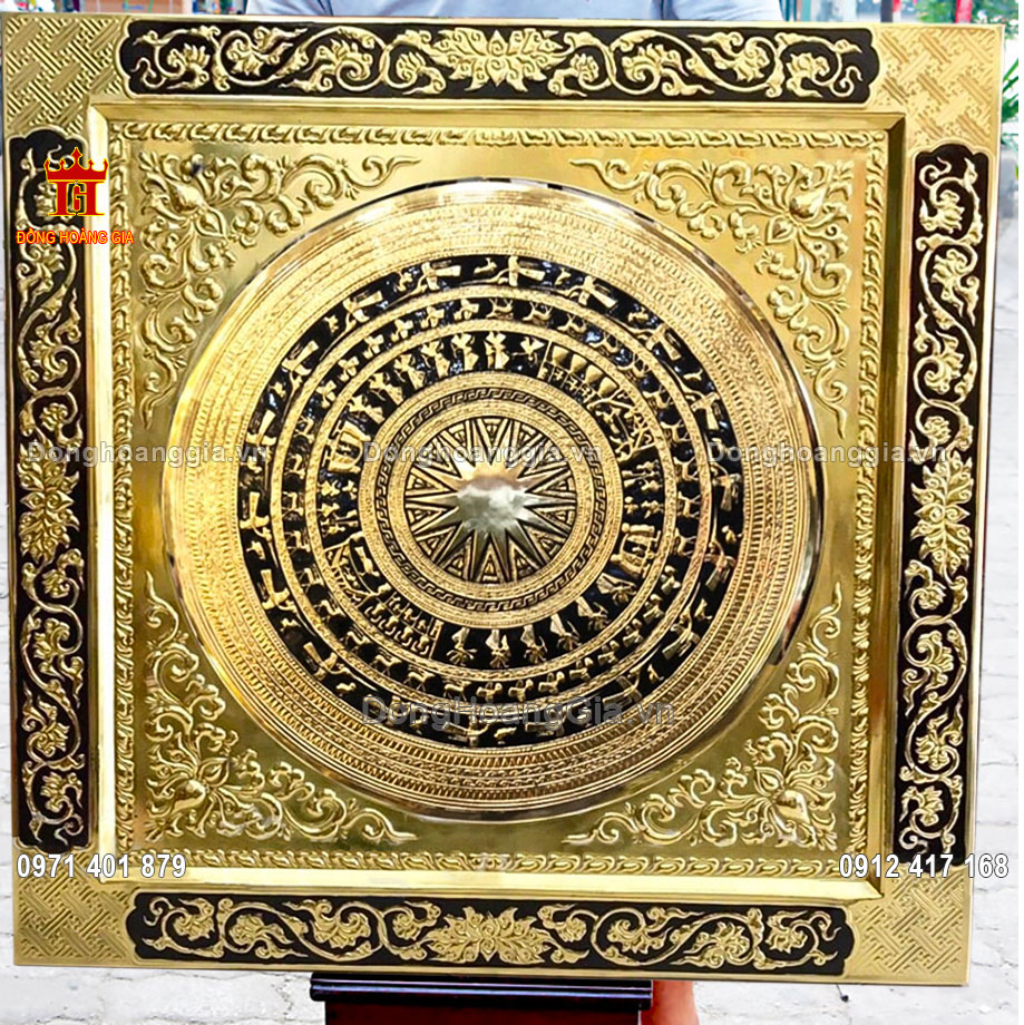 Bức tranh trống với màu sắc vàng sáng sang trọng và đẳng cấp